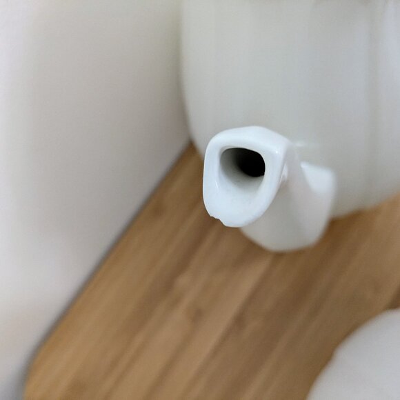 Villeroy & Boch Manoir Teapot and Coffee Pot Set in Classic White Porcelain - Picture 3 of 5